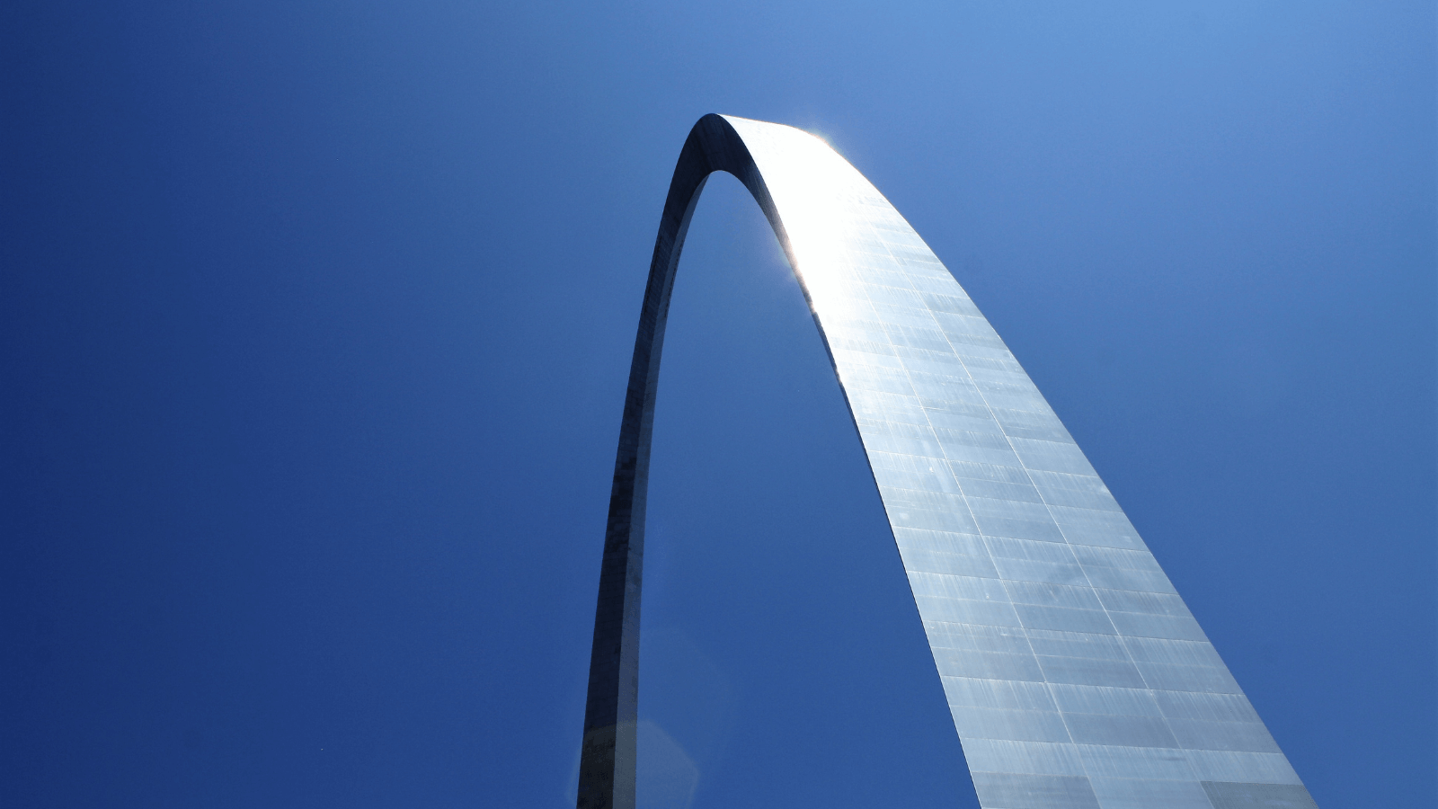 A photograph of the St. Louis Gateway Arch.